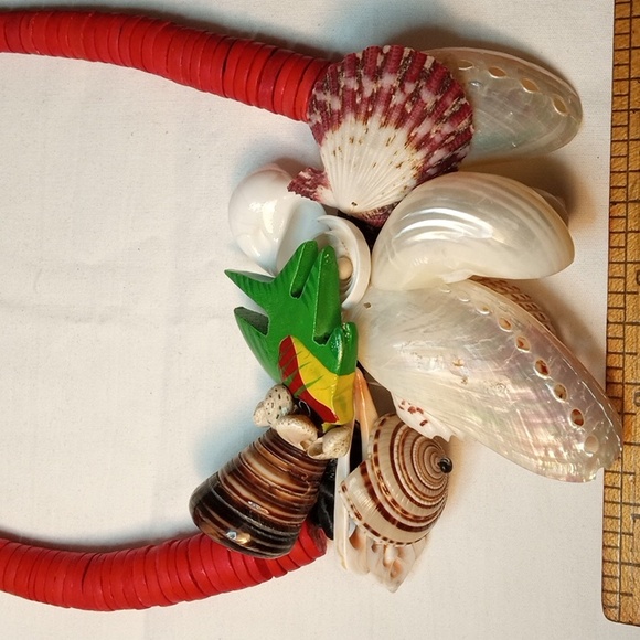 Interesting red wood graduated beaded black corded shell & painted fish … - Picture 7 of 8